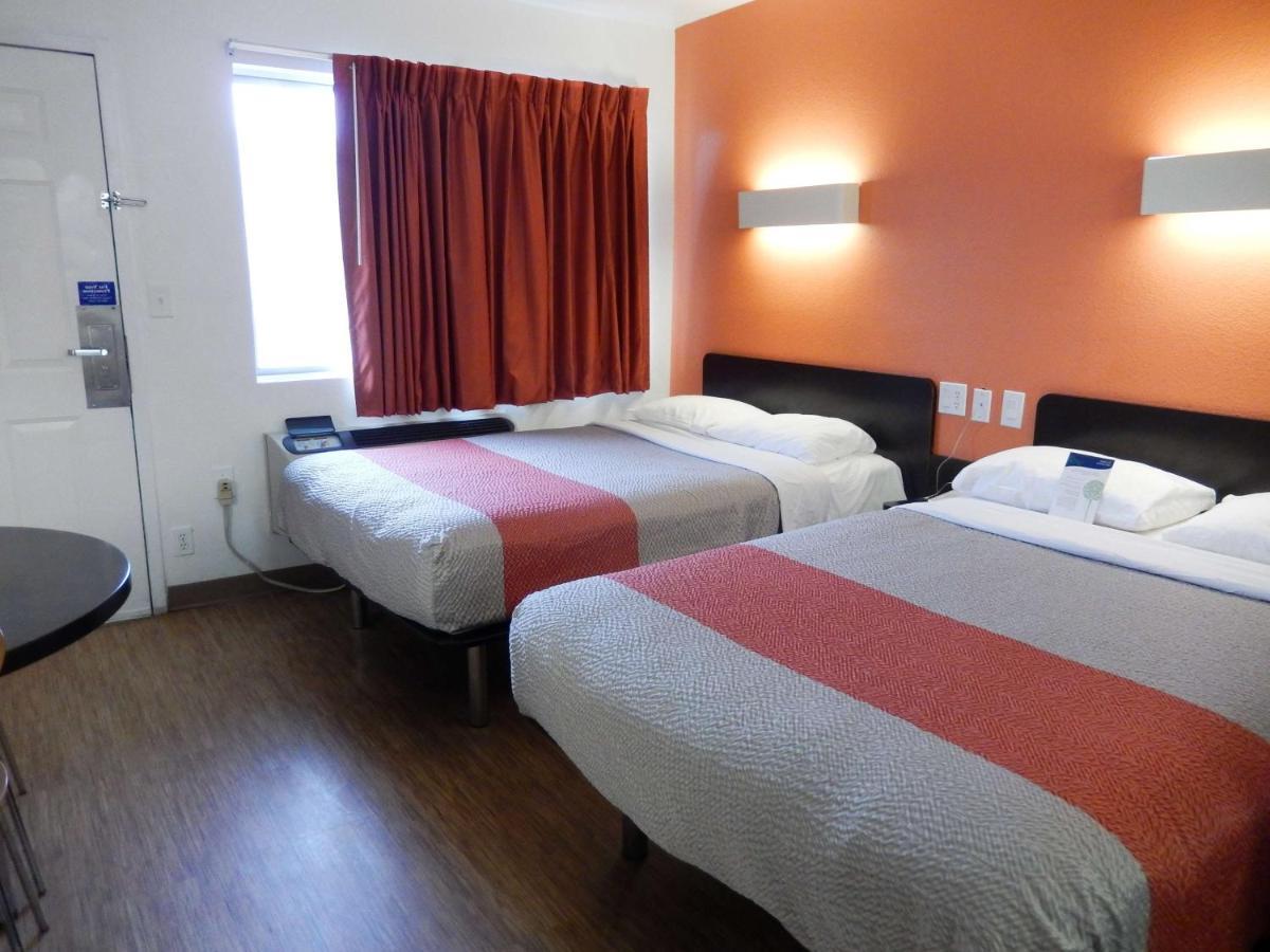 Motel 6-Clute, Tx Экстерьер фото